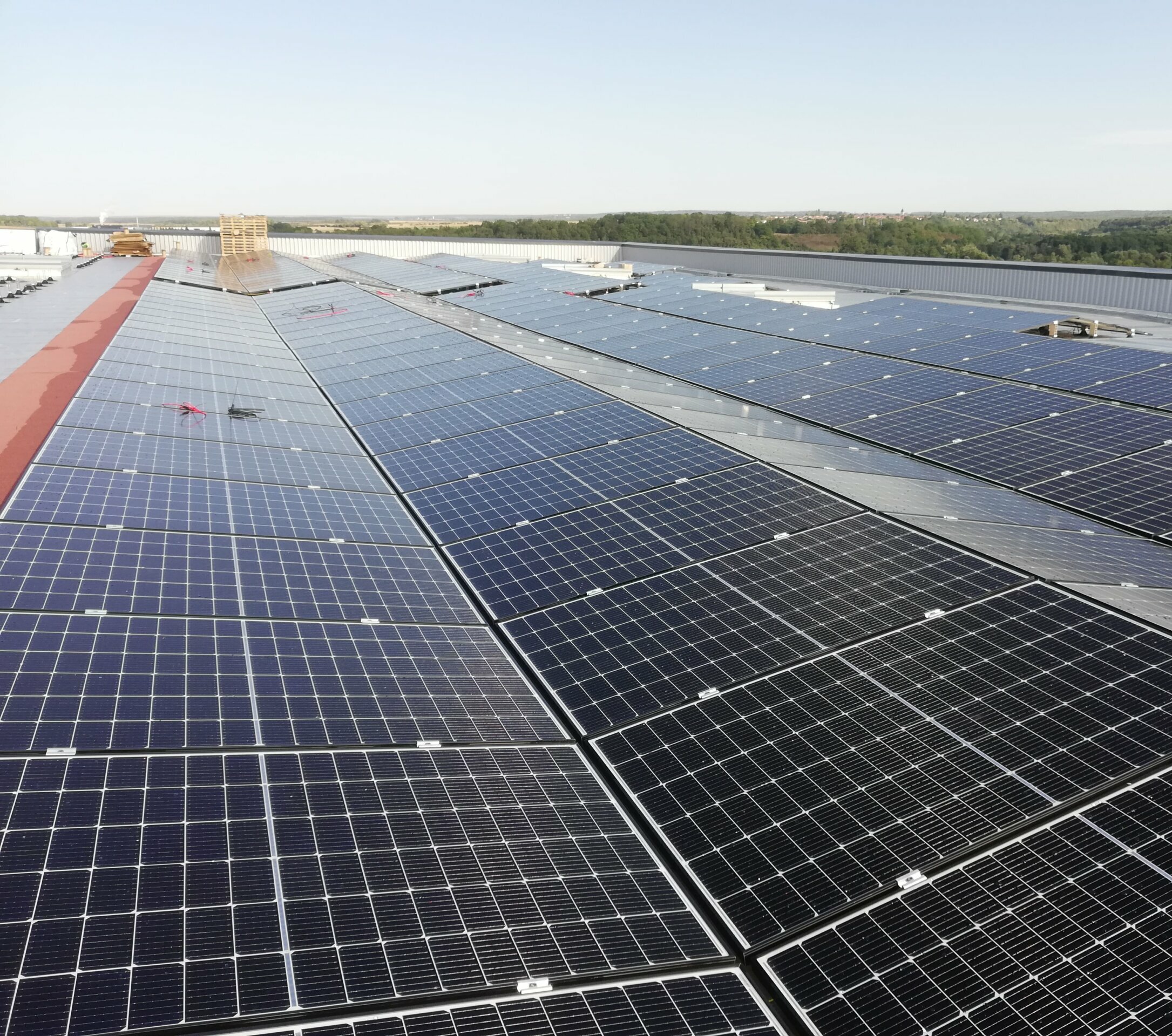 Image d'un champ de panneaux solaires pour l'industrie de production d'énergie.