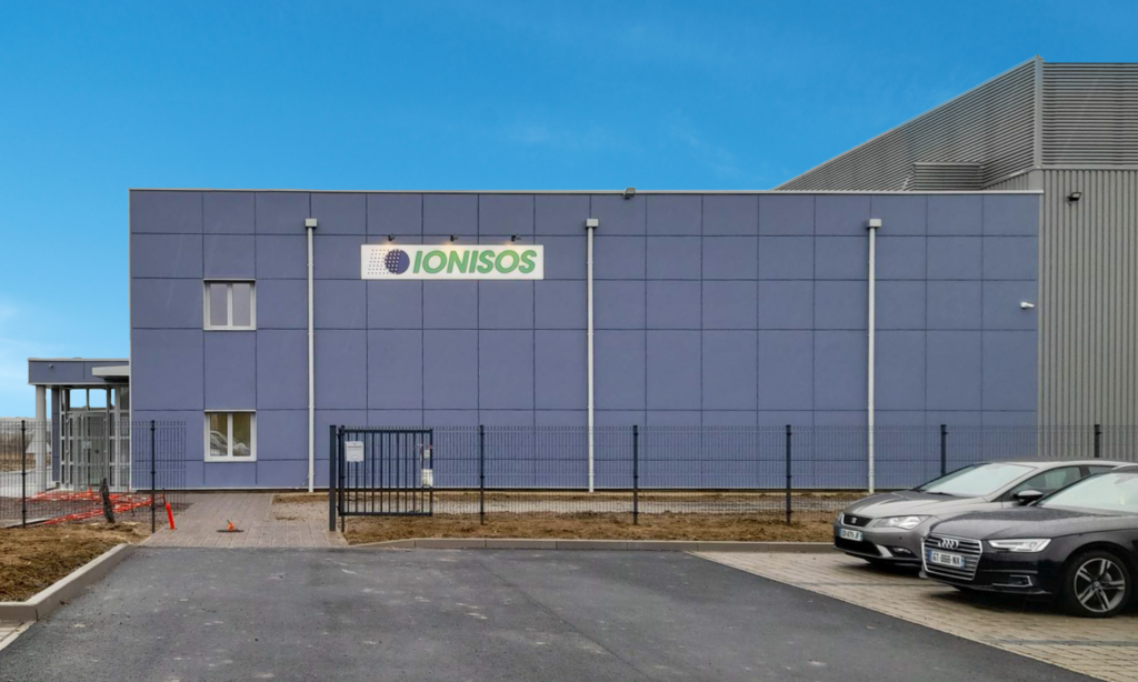 Photo de l'extérieur de l'usine Ionisos construite par Pingat Ingénierie.