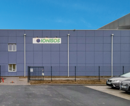 Photo de l'extérieur de l'usine Ionisos construite par Pingat Ingénierie.