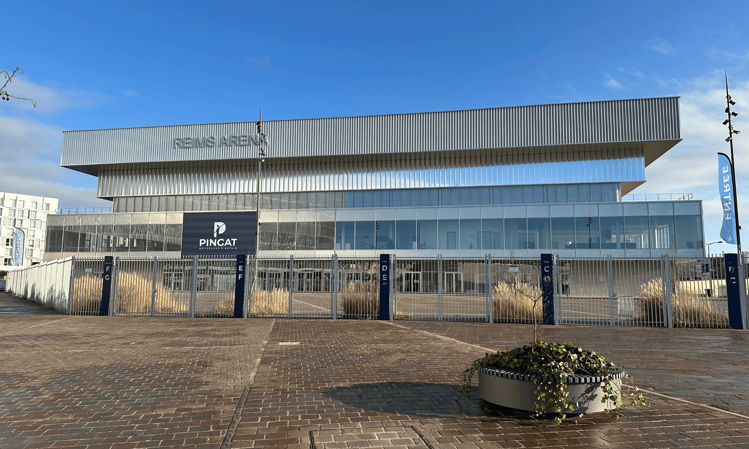 Façade exterieure de l'Arena de Reims avec le logo Pingat sur l'écran géant