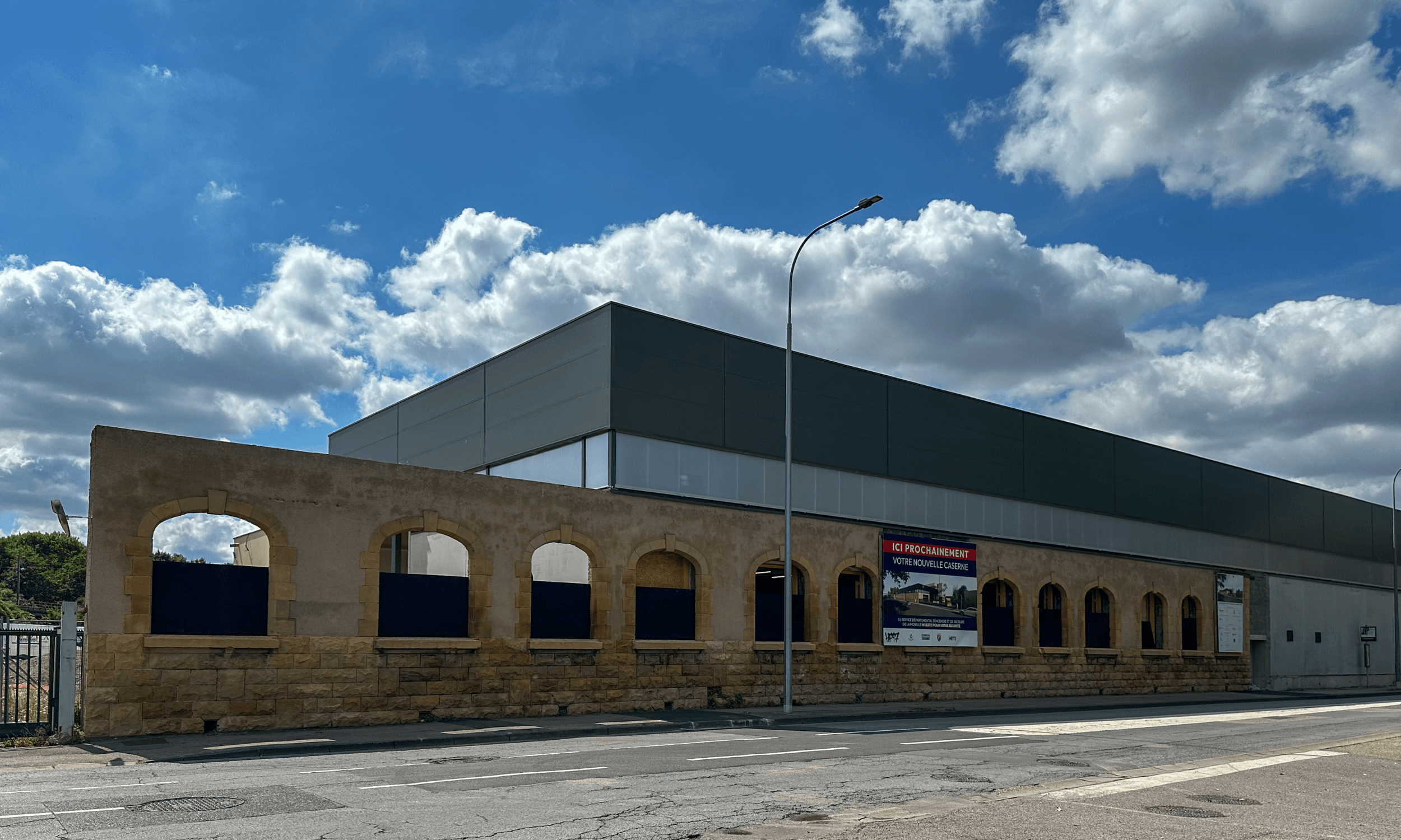 Façade en chantier donnant sur la rue de la caserne de Metz